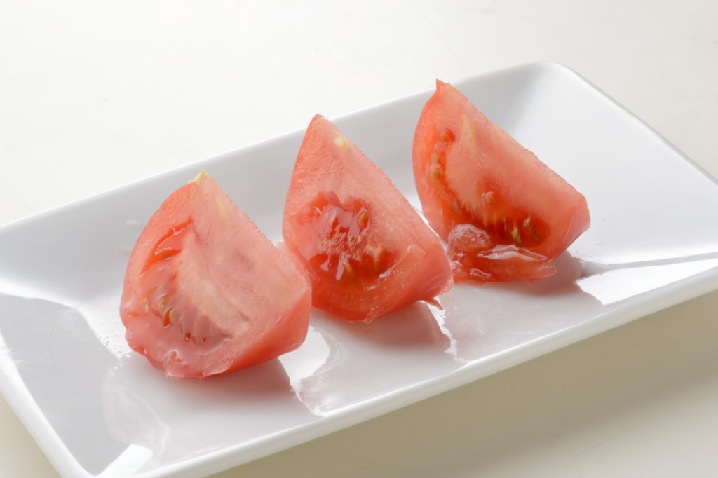 【トマト】54,000回使用後の包丁で刺身を切った場合（旨味が流れている）　画像素材提供：貝印株式会社
