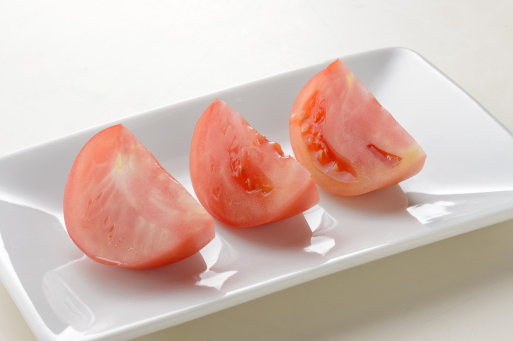 【トマト】新品の包丁で切った場合（切断面が鋭い）　画像素材提供：貝印株式会社